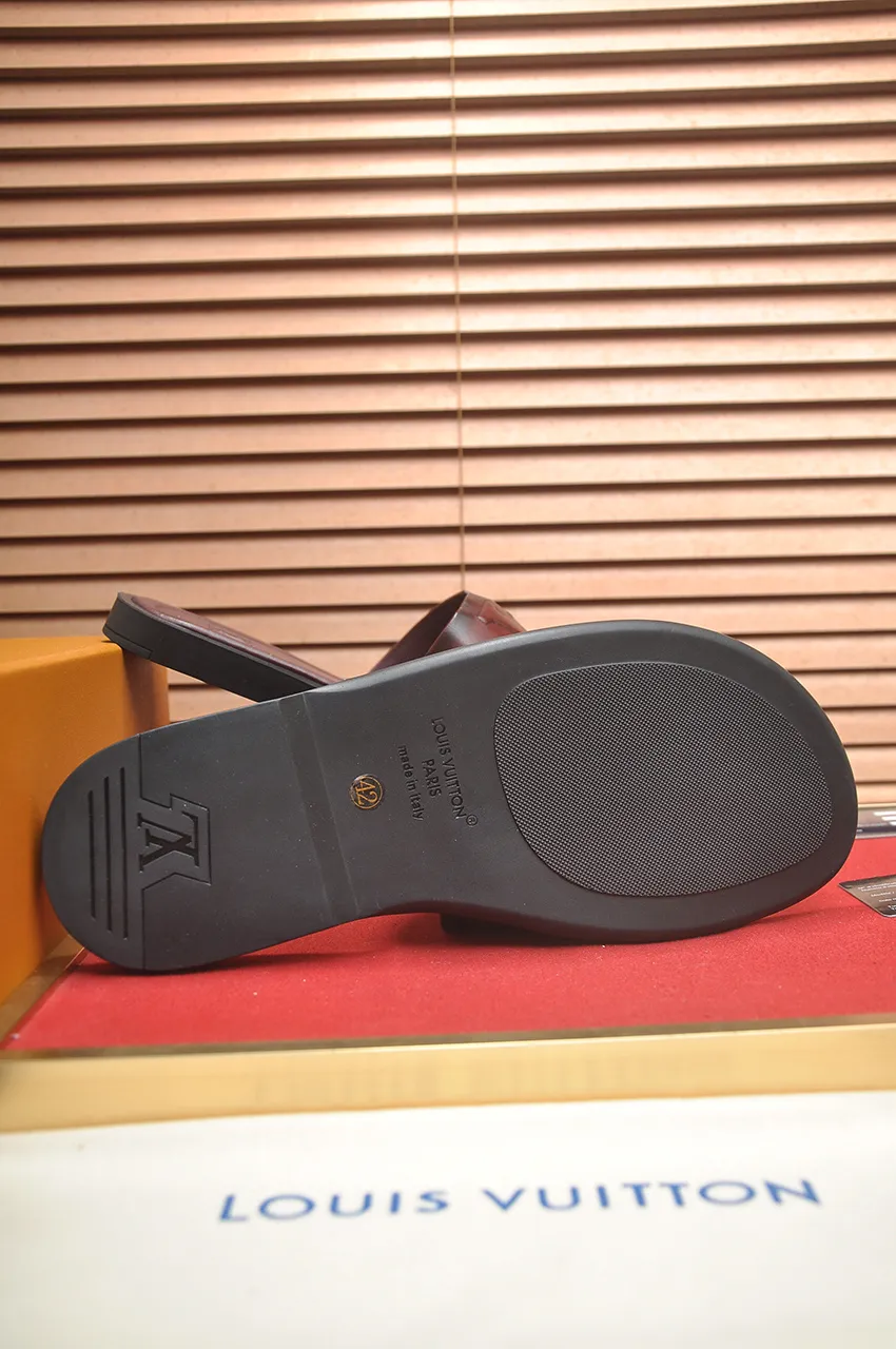 Men's shoes 💰360💶 [Louis Vuitton LV slippers] (high-end cowhide) counter 1:1 fashion style, a must-have for summer! The designer used LV’s iconic outsole. The original simple slippers instantly become fashionable! The upper is made of flexible special cowhide leather straps alternately, and the workmanship is exquisite! A must-have for stylish men in summer, size 38-46 (45 46 customized)